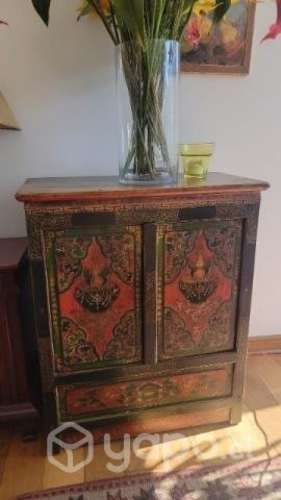 Mueble asiático de madera pintado