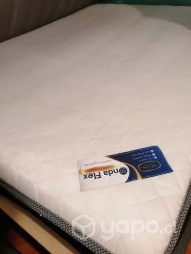 Colchón + base + respaldo + velador DISPONIBLE