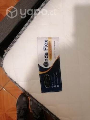 Colchón + base + respaldo + velador DISPONIBLE