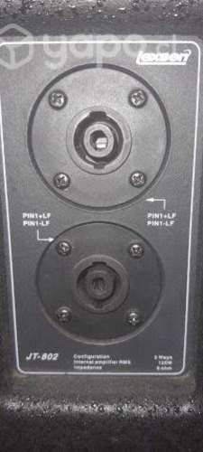 Parlantes ambientales con atriles