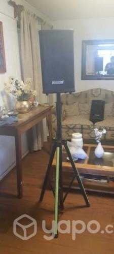 Parlantes ambientales con atriles