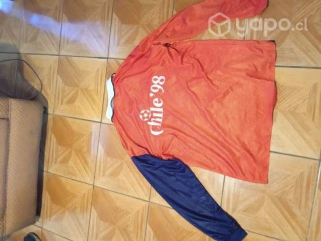 2 poleras deportivas antigua una la otra es de pan