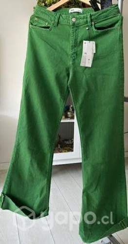 Jeans y cartera verde Zara