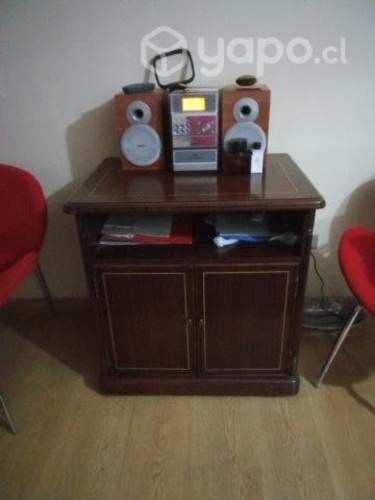 Rack excelente estado, color caoba, madera noble