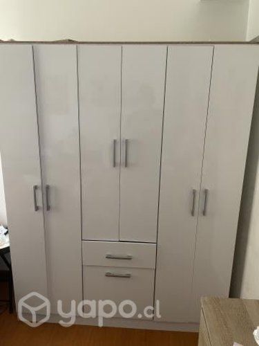 Closet blanco tres puertas