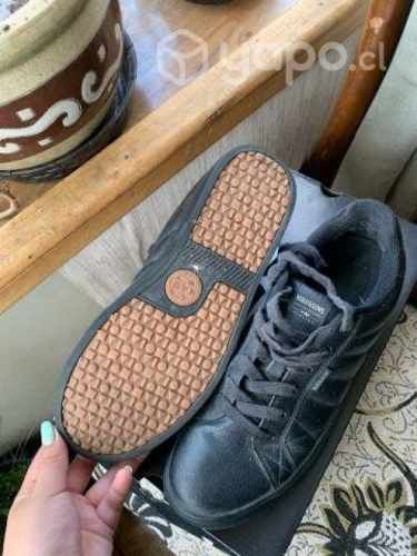 Zapatos de colegios a la moda, usados