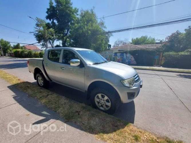 Mitsubishi l200 2015
