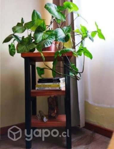 Mesa Auxiliar de madera 74 cm x 27 cm.