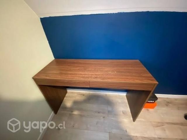 Escritorio silla y lámpara