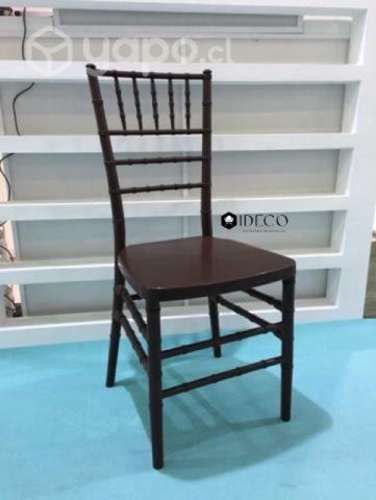 Silla chiavari negra resistente y apilable