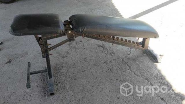 Mancuerna y barra con discos; banco y atril