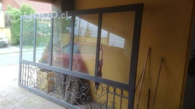 Portón de acero y ventanas de vidrio