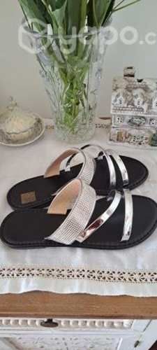 Sandalias plateadas bajas sin uso