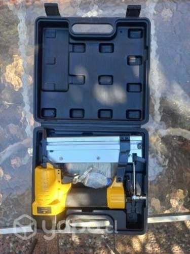 Corchetera y clavadora neumática