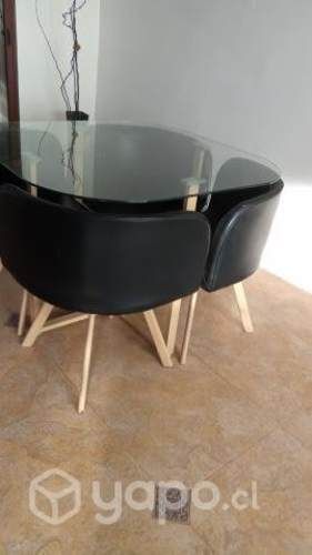 Mesa con vidrio transparente con cuatro s