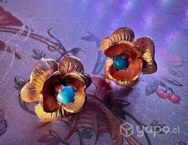 Un par de aros de oro 18 k con centro de Tuquesa