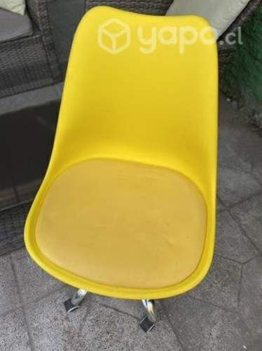 Silla amarilla