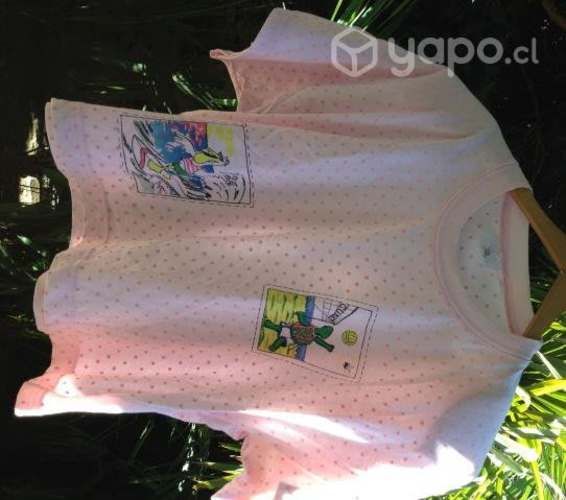 Polera rosada con lunares y dibujos