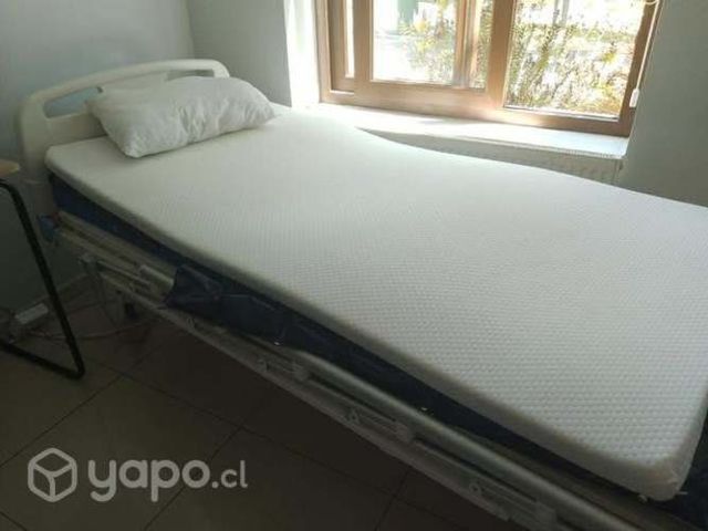 Cama clínica con colchón antiescaras