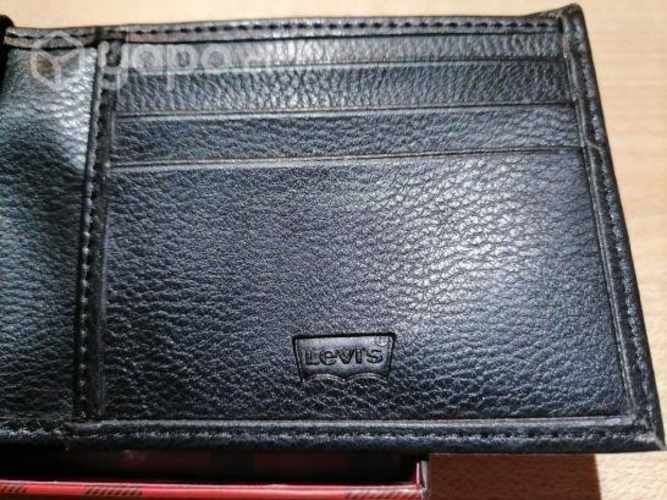 Billetera levis varon negra