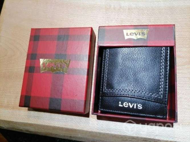 Billetera levis varon negra
