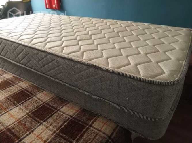 Camarote de madera casi nuevo con 2 colchone