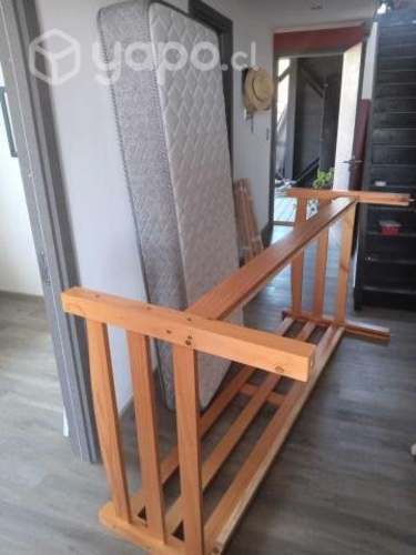 Camarote de madera casi nuevo con 2 colchone