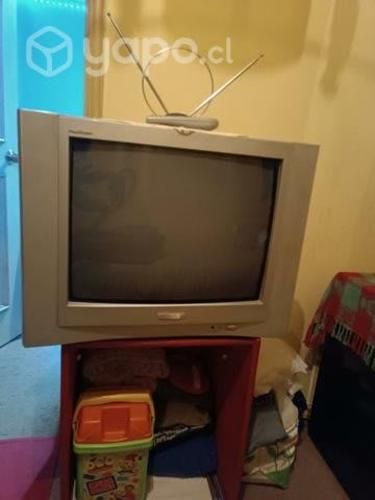 Televisor antiguo con antena en buen estado