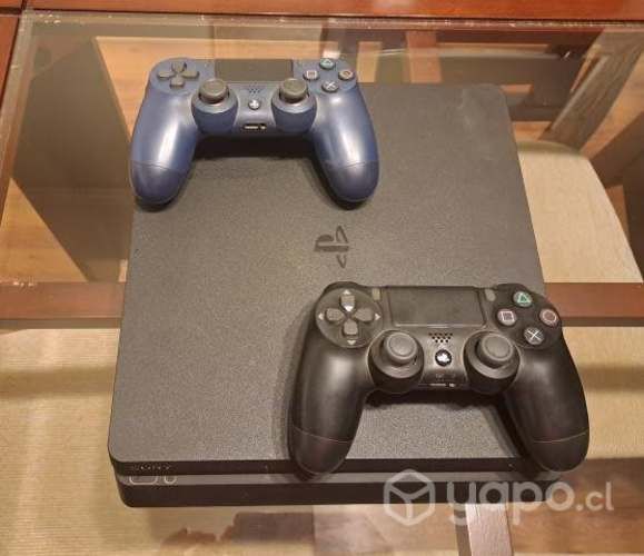 Play Station 4 con dos controles y juegos