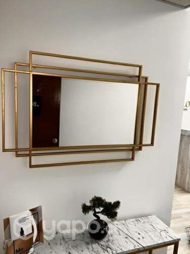 Espejo nuevo con bordes en acero dorado