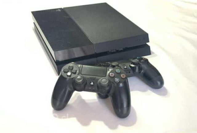 PLAYSTATION 4 usada