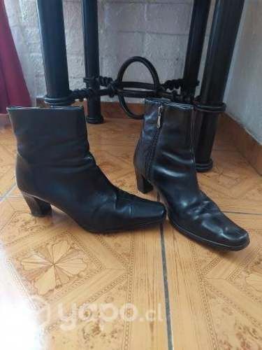 Botas negras cuero (Pollini) (36)