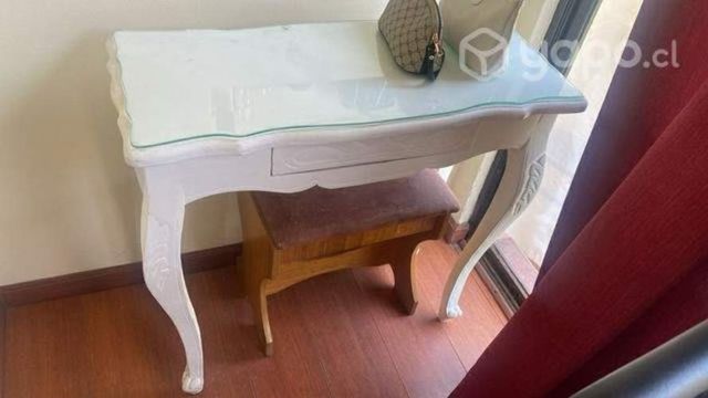 Mesa de arrimo con cubierta de cristal