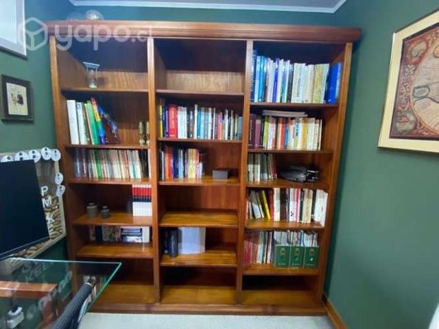 Librero de madera con tramos ajustables