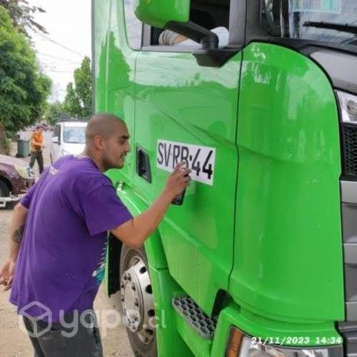 Pintado de patentes en camiones nivel profesional