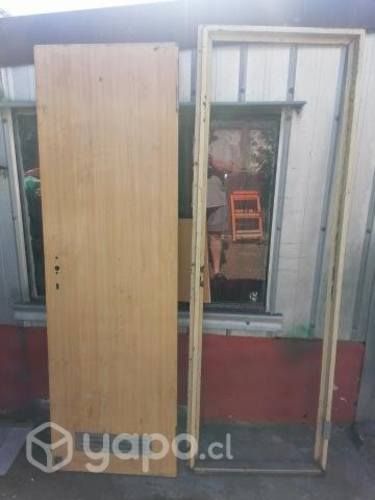 Puerta con marco metalico