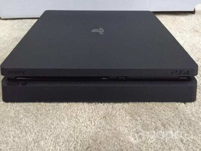 Play Station 4 Slim