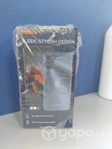 Celular en caja Motorola E32