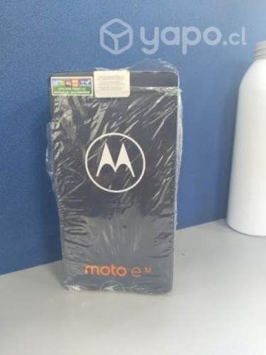 Celular en caja Motorola E32