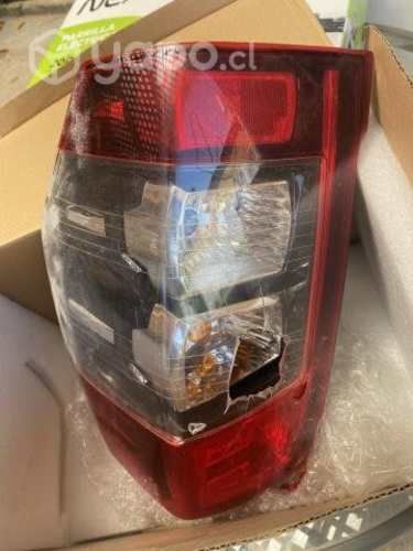 Foco trasero camioneta Toyota Hilux 2023