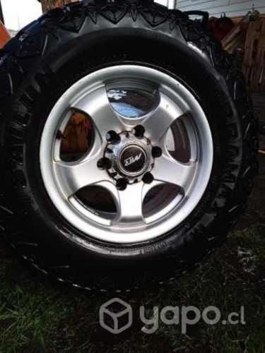 4 neumáticos con sus llantas modelo R15