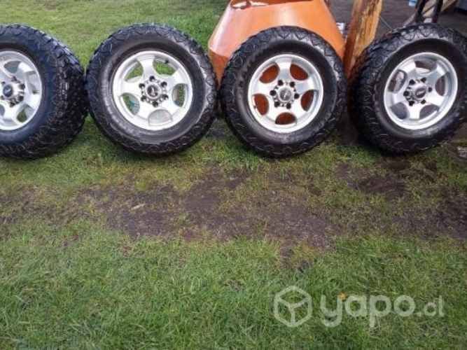 4 neumáticos con sus llantas modelo R15