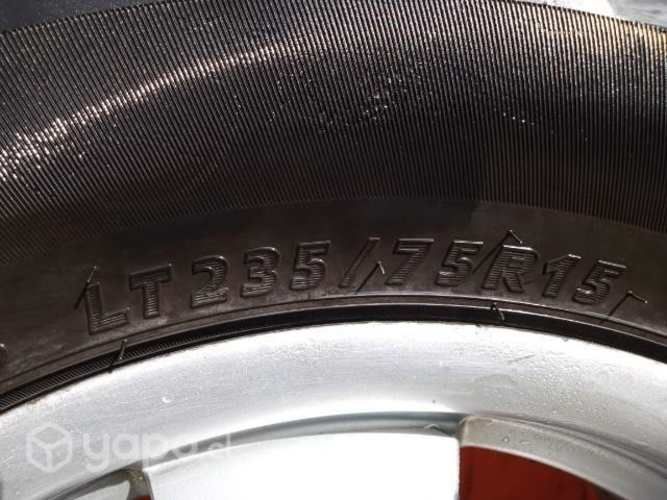4 neumáticos con sus llantas modelo R15