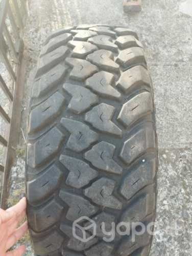 4 neumáticos con sus llantas modelo R15