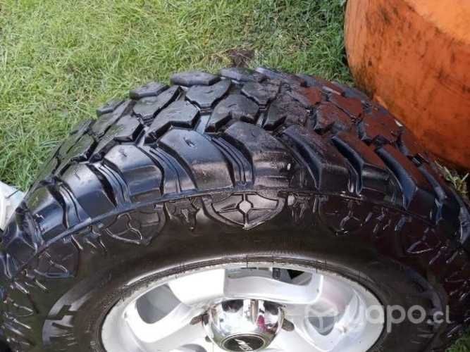 4 neumáticos con sus llantas modelo R15