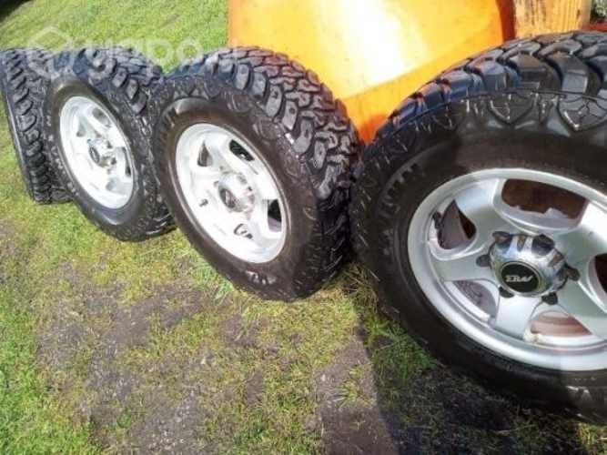 4 neumáticos con sus llantas modelo R15
