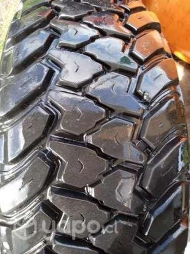 4 neumáticos con sus llantas modelo R15