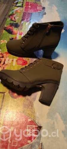 botines de mujer y un par de vestir