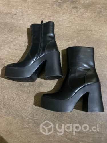 Botines semi nuevos Negro