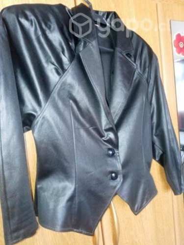 Linda chaqueta ultra liviana simil cuero .